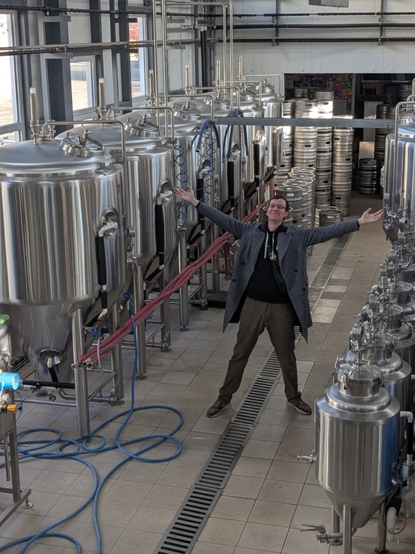 Цех пивоварни — бродильные танки и оборудование