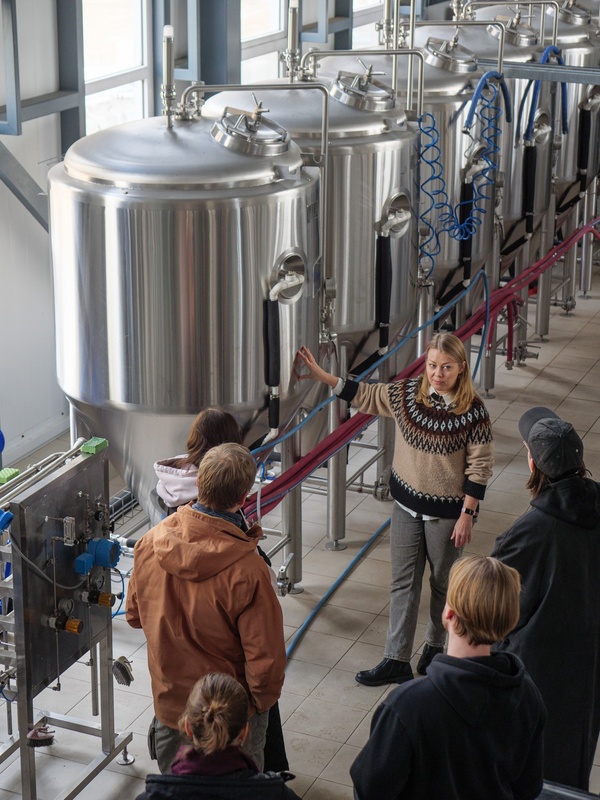 Гид рассказывает об оборудовании у бродильных танков