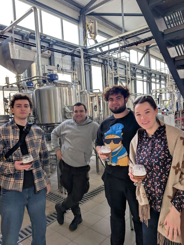 Группа с пивом на экскурсии по пивоварне