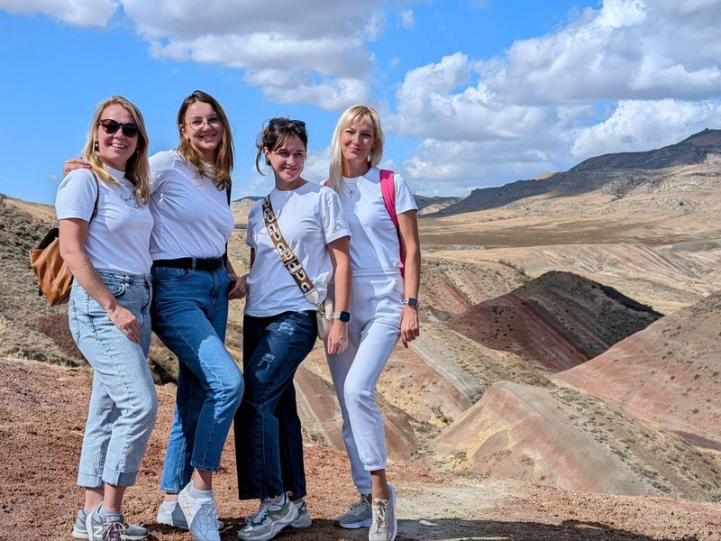 Группа на фоне разноцветных холмов Гареджийской пустыни