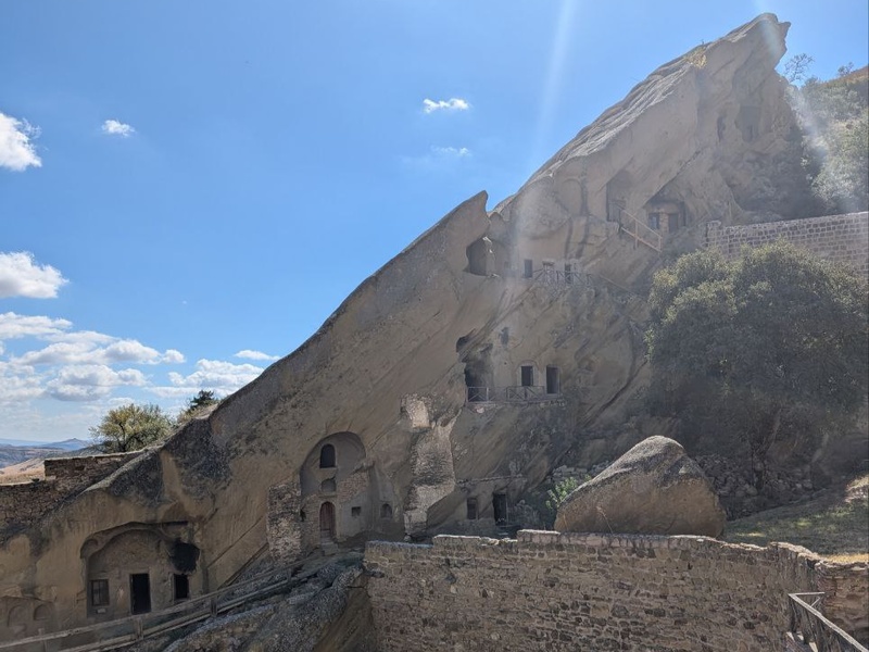 Разноцветные холмы полупустыни Гареджи