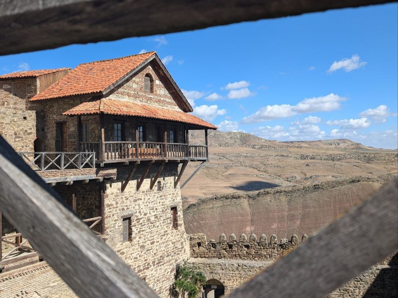 Крепостные стены и пещеры лавры