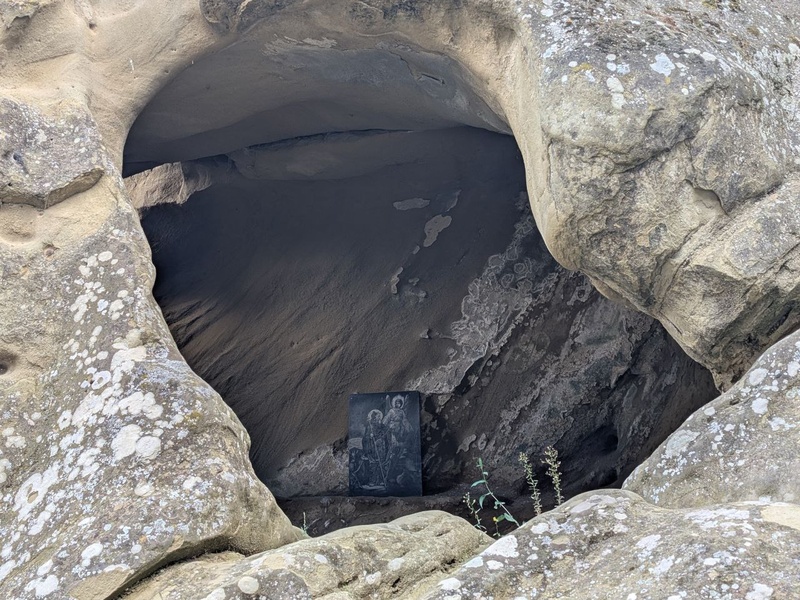 Отдых с видом на цветные холмы — идеально для пикника