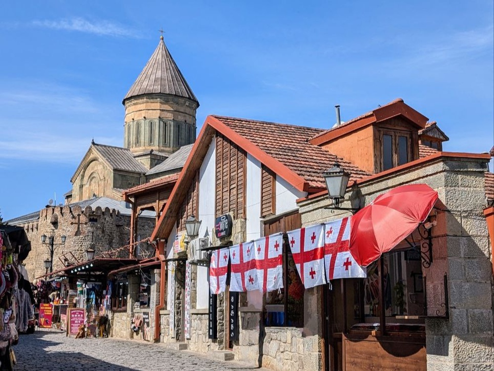 Улица Мцхеты — собор Светицховели, сувенирные лавки и грузинские флаги