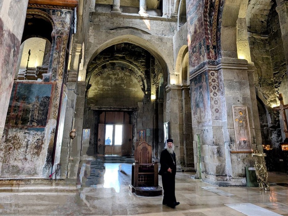 Монастырь Шио-Мгвиме и горный хребет