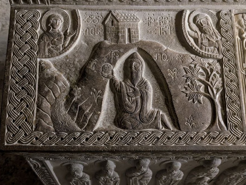 Средневековая крепость и руины