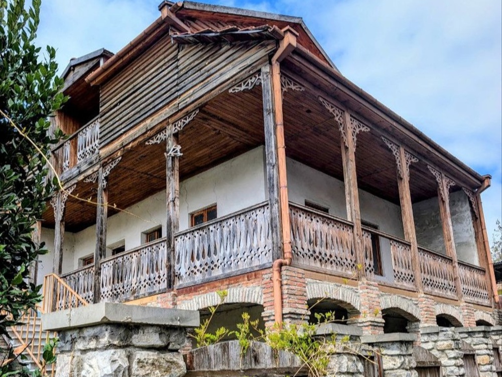 Вид на долину и исторические постройки