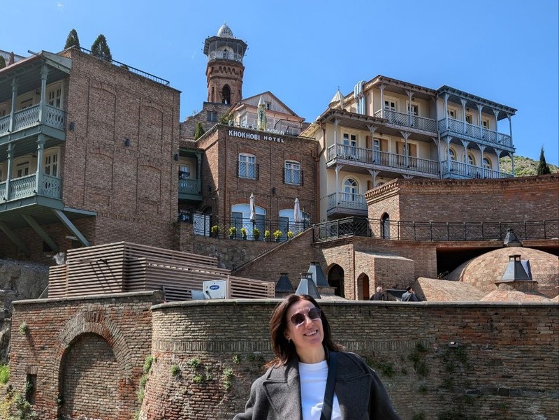 Историческая застройка Тбилиси — балконы, канатная дорога