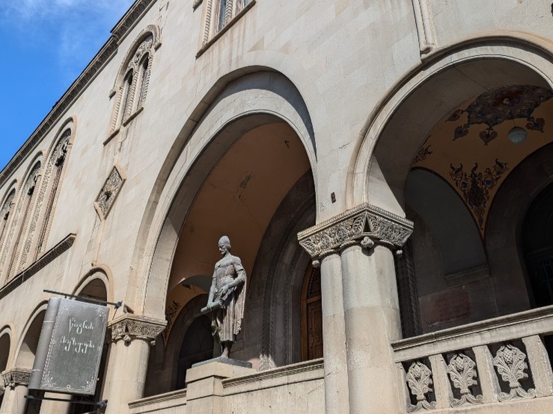 Здание с классическим наследием — арки, фрески, памятник