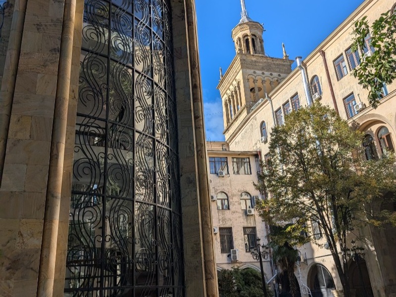 Улица Старого города с башней и коваными решётками