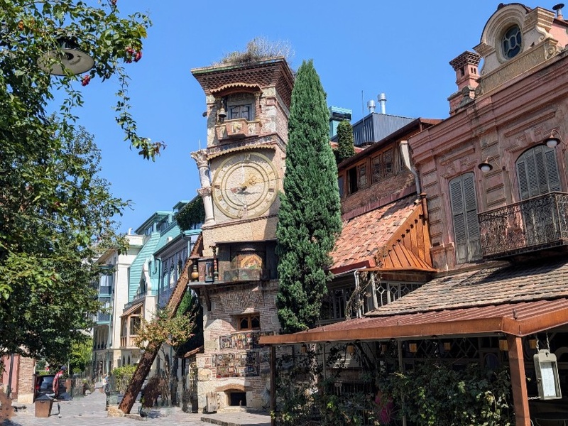 Башня с часами театра Резо Габриадзе