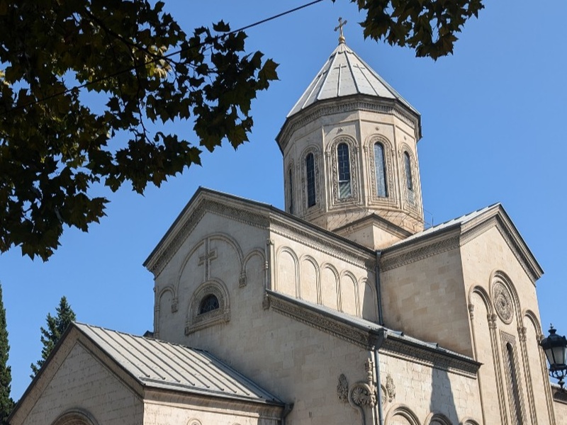 Грузинский храм с куполом под голубым небом