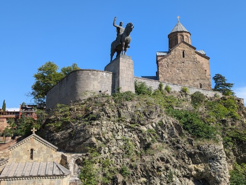 Храм Метехи и памятник Вахтангу Горгасали