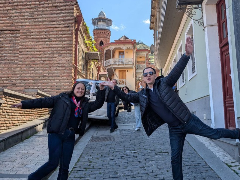 Весёлый момент на экскурсии — улица Старого города