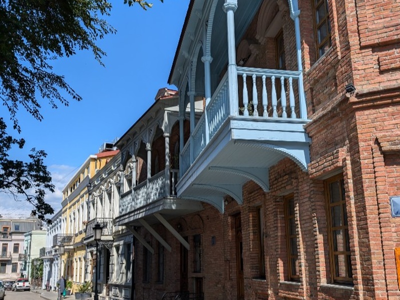 Улица с деревянными балконами в Старом городе